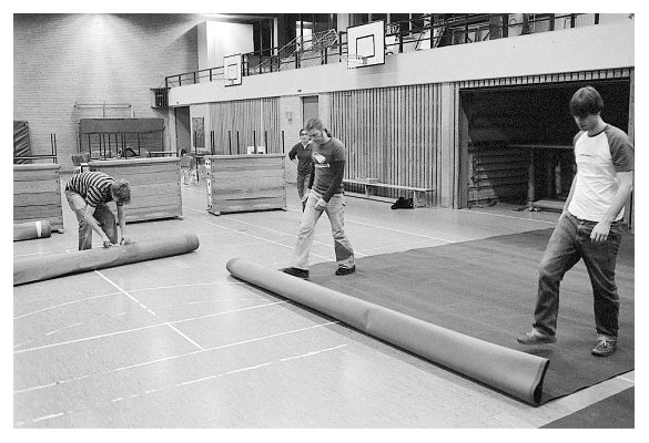 Beim Teppichausrollen in der kleinen Halle. Finn, Esther, Arne, Henry. 2006.
